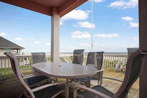 Outdoor dining table to enjoy meals al fresco!