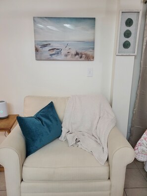 Super comfy sitting chair! Perfect for reading or relaxing, or watching tv!
