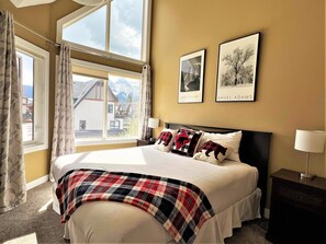 Master Bedroom W/King Bed, Vaulted Ceilings & Mountain Views!