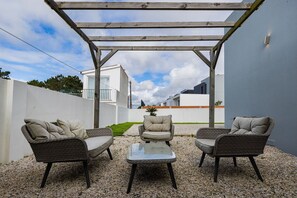 A beautiful nook in the garden perfect to enjoy a nice book or a refreshing drink.
#outdoor #garden #portugal #pt #sintra