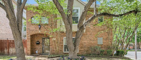 The Holland Home - a SkyRun Central Dallas Property - Front Yard