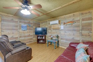 Living Area | Smart TV | Rollaway Twin Bed