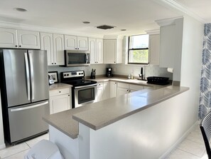Gorgeous fully-stocked Kitchen with high-end finishes