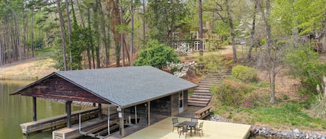 Roxboro Vacation Rental | 4BR | 4.5BA | 4,200 Sq Ft | Stairs Required