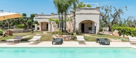 Stunning Ostuni Villa | 2 Bedrooms | Villa Anfora  | Stunning Garden & Pool Area | Short Drive to Centre