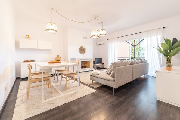 Delightful Aroeira Apartment | 2 Bedrooms | Apartment Aroeira Golf IV | Located in Golf Resort & Balcony with Dining Area | Aroeira