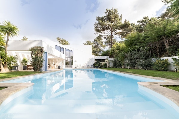 Spacious & Homely Lisbon Coast Villa | 4 Bedrooms | Villa Agapanto | Private Pool & BBQ | Aroeira