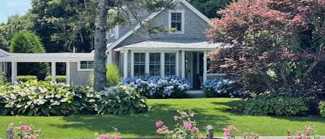 Beautifully landscaped & maintained yard