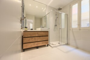 View of the bathroom with shower tray