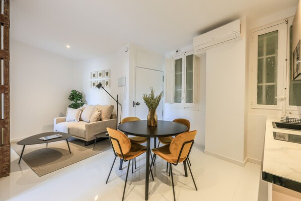 Main view of the living room with air conditioning and dining area