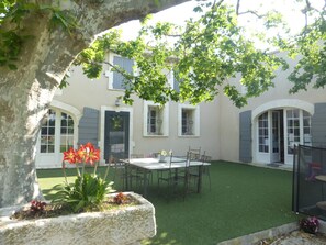 terrasse et façade du Mas et studio