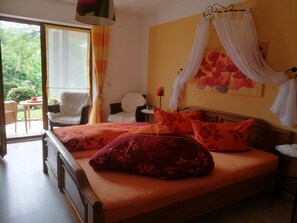 Doppelzimmer DU/WC, Frühlingszimmer, überdachter Terrassenbalkon mit Sichtschutz-Frühlingszimmer mit Himmelbett