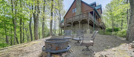 Franklin Vacation Rental | 4BR | 4BA | 3,200 Sq Ft | Staircase Required to Enter