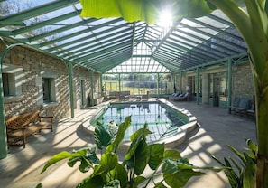 Indoor swimming pool 10x5m in glass roof heated all year round - Deckchairs