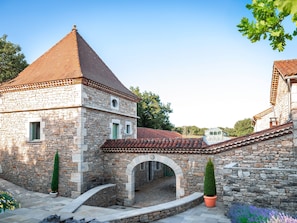 Private park of 100 hectares - Heated indoor swimming pool - Terraces with garden furniture - Barbecue - Table football and table tennis - Private car park.
