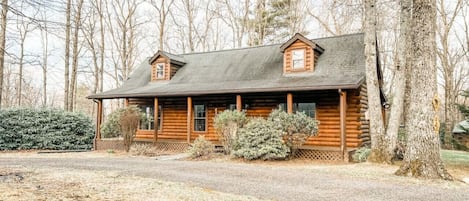 Blue Ridge Retreat. Circle Driveway