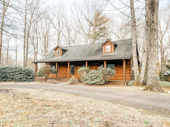 Blue Ridge Retreat. Circle Driveway