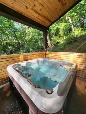 Outdoor spa tub