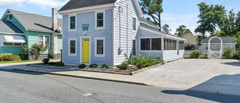 Welcome to wonderful Coquina Cottage in the heart of Chincoteague Island!