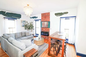 Large living room for hanging out with your whole group