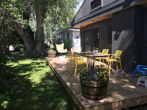 Outdoor dining