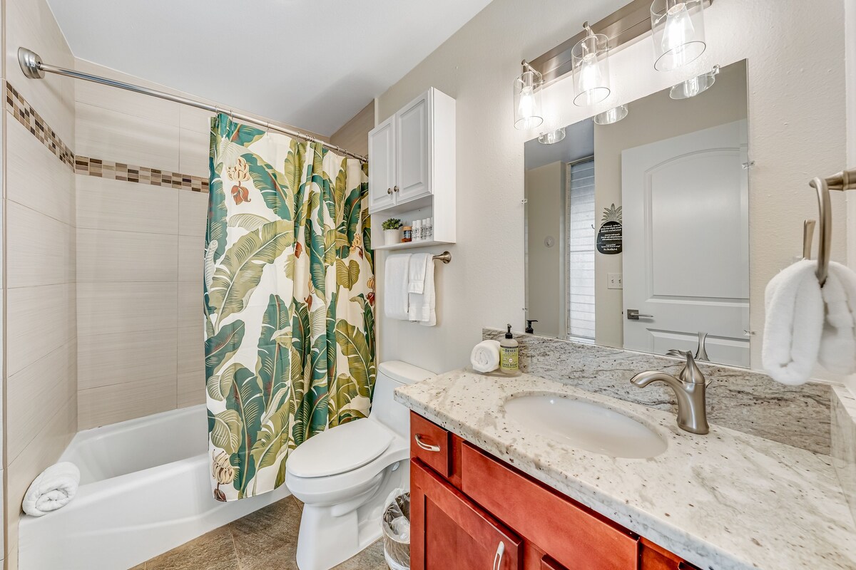 Island retreat with a pool, BBQ access, private lanai, washer/dryer, central AC