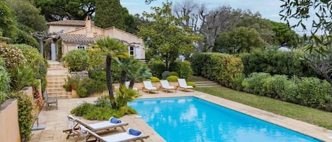 Relax and soak up the sun in the beautiful garden and private heated pool #pool #relax #soleilmarin #saint-tropez #france