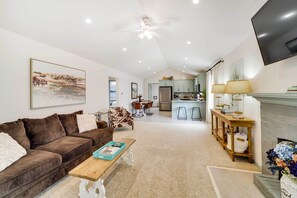 Living Room | Free WiFi | Smart TV | Central A/C & Heating