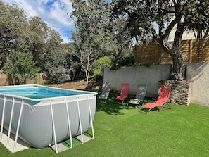 Piscine avec chaises longues 