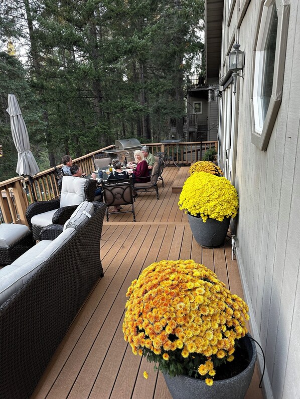 Upper deck, great area to hang out with friends and family