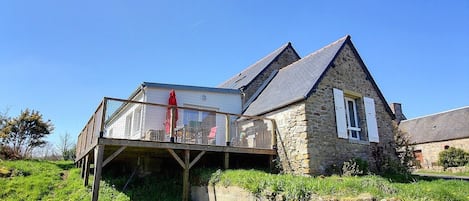 Contre plongée sur la terrasse du gîte.