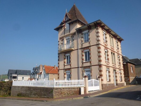 Vue d'ensemble du bâtiment abritant le gîte