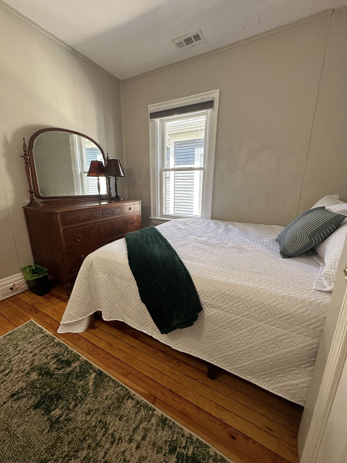 Family Friendly Chic 3 Bedroom Centrally Located in Buffalo NY