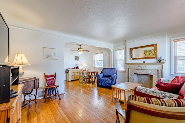 Lovely living room w/ seating for 4 & internet-connected TV. Dining table for 4 