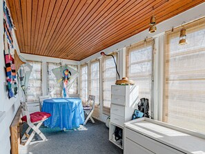 Enclosed porch with table for 4. Sit in the morning sun. 