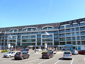 Auto, Himmel, Rad, Fahrzeug, Gebäude, Infrastruktur, Urban Design, Die Architektur, Fenster, Eigentumswohnung