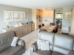 Couch, Möbel, Eigentum, Tabelle, Cabinetry, Bilderrahmen, Stuhl, Interior Design, Komfort, Wohnzimmer
