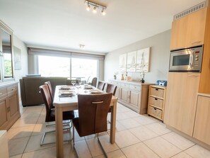 Möbel, Tabelle, Cabinetry, Fenster, Stuhl, Holz, Interior Design, Küche & Esszimmer Tisch, Countertop, Küche