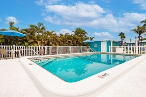 Heated swimming pool, open daily