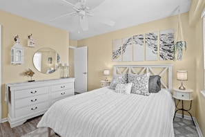 Bedroom with Queen Memory Foam Mattress, Excellent Pillows, Linens Provided.