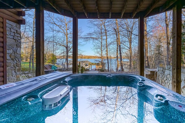 Outdoor spa tub