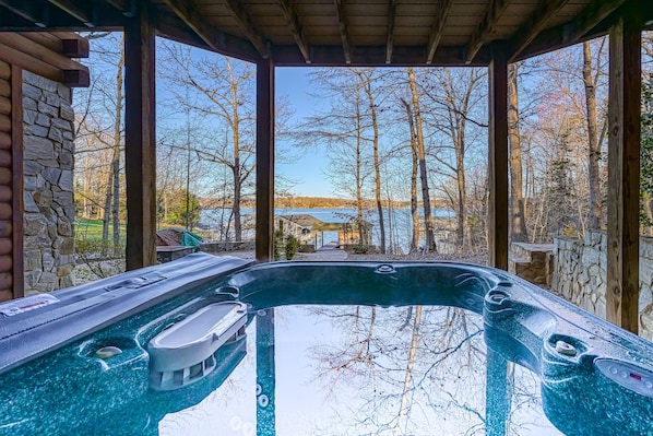 Outdoor spa tub