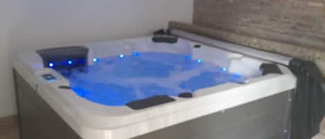 Indoor spa tub