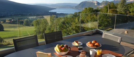 Un bon petit déjeuner face au lac d'Annecy et ses montagnes.