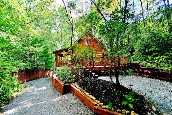 One bedroom log cabin minutes from Nantahala Lake. Sleeps two