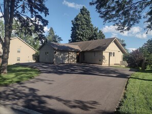Parking for 1 car in the driveway