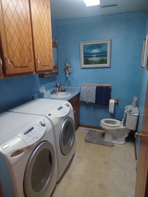 Upstairs 1/2 bath and laundry room 