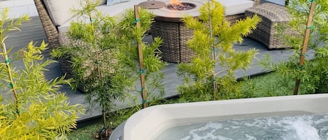 Outdoor spa tub