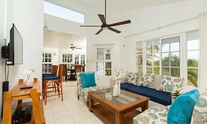 Living room: sofa, HDTV & sitting area