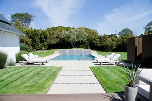 Huge swimming pool, waterfall ledge, jacuzzi and baja ledge